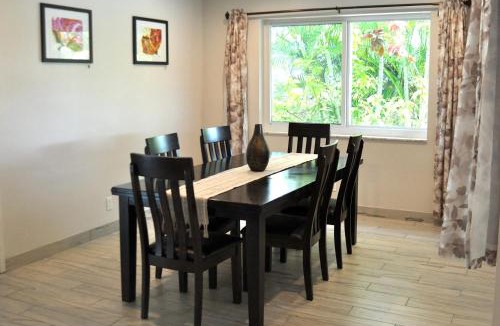 Coral Ridge Isles House | Bike to the beach, walk to restaurants, heated pool, secluded