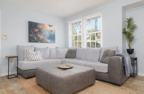 Avondale House | Blue Palm Front Home - Team Joseph Ellen
