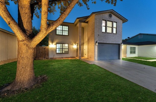 Converse House | Blue Yard Homes Spacious Family Stay Near Randolph AFB PS5 + Backyard