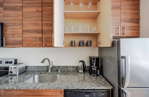 Brighton Apartment | Blueground | Brighton, balcony, nr Seward Park