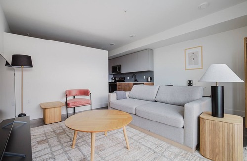 Atlantic Apartment | Blueground | First Hill, w/d, nr Chinatown