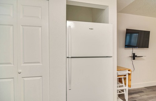 Pass-a-Grille Historic District Apartment | Bright Gulf Coast Escape - 8 Mi to Johns Pass!