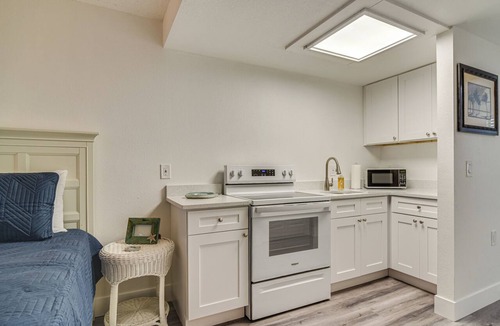 Pass-a-Grille Historic District Apartment | Bright Gulf Coast Escape - 8 Mi to Johns Pass!