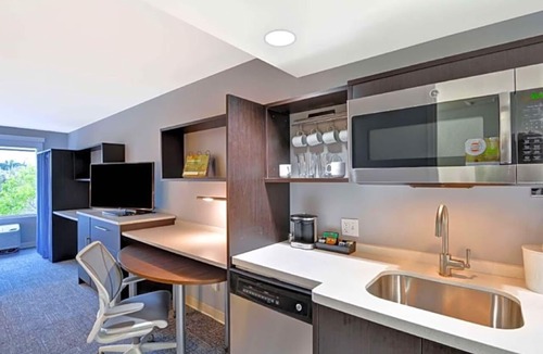 Miramar Hotel | Bright Studio in Miramar | Resort Amenities | Central to Miami & Ft. Lauderdale