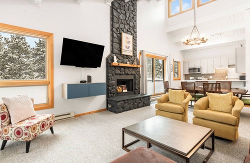 Four O'Clock Condo | Central, Top Floor Unit, Close to Lift and Town