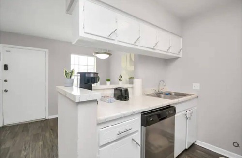 Webster Apartment | Charming 2-Bedroom unit with a Pool, Work Desk & Free Wi-Fi
