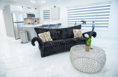 Miami Gardens House | Charming 3-bedroom 3 Bath house in Miami Gardens with AC, WiFi