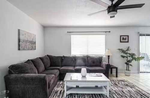 Paradise House | Charming 3-bedroom house in lively Las Vegas