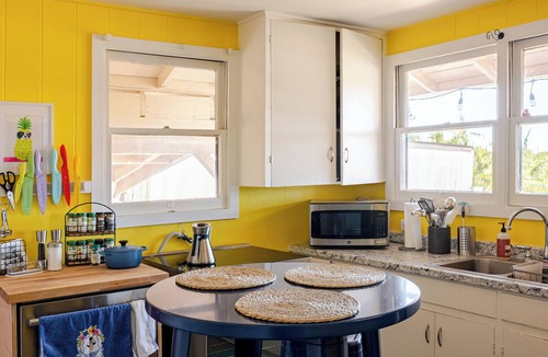 Waialee House | Charming 3-bedroom house in Haleiwa with AC, WiFi. Family friendly. Parking.