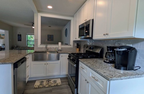 Gainesville House | Charming 3BR/2BA lakehouse with private dock on quiet, deepwater cove.