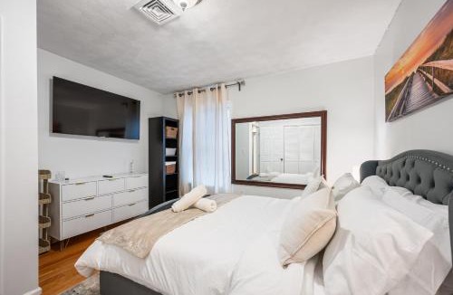 Revere Apartment | Charming Boston Retreat 3BR Parking Perfect for Families & Groups