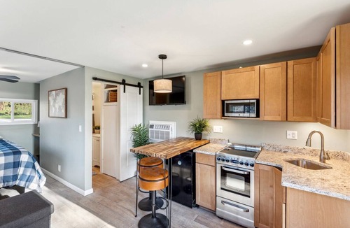 Kalamazoo Cabin | Charming Lakefront Cabin Amazing to Reconnect with Nature in Kalamazoo, Michigan