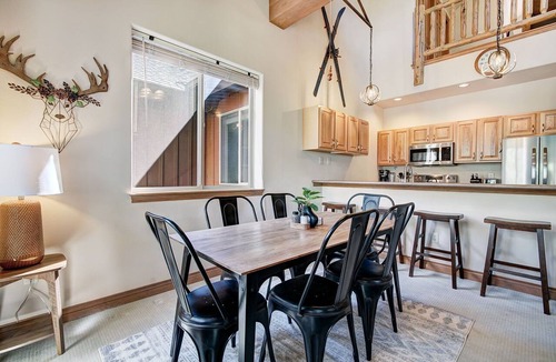Willow Grove Condo | Charming Riverfront Condo with Loft on Blue River