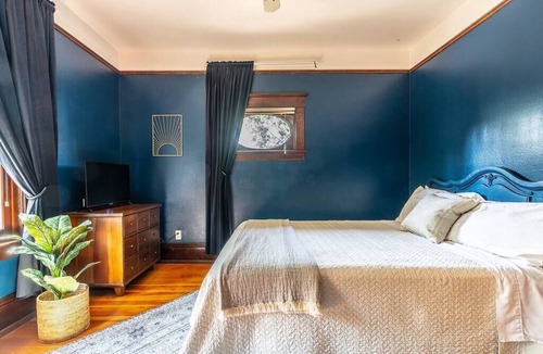 Broadway Hotel | Charming Room in Historic BnB with Parking - Rm 5