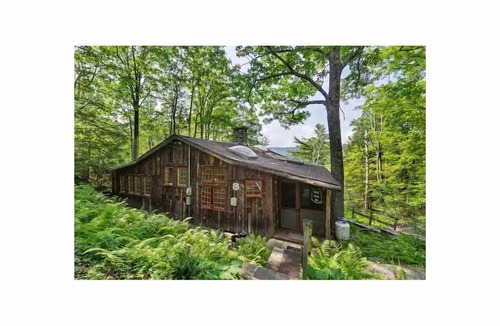 Antrim Cabin | Charming, Rustic, 4-bedroom cabin near Gregg Lake, perfect for your getaway!