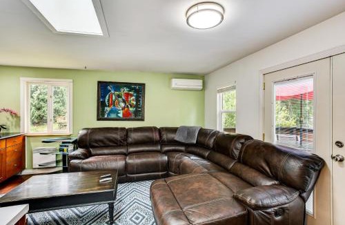 Newcastle House | Charming Unit w/Deck ~ 3 Mi to Lake Washington!