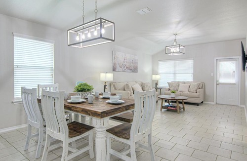 Solana Ridge House | Cheerful 4 bedroom close to Lackland , Sea world