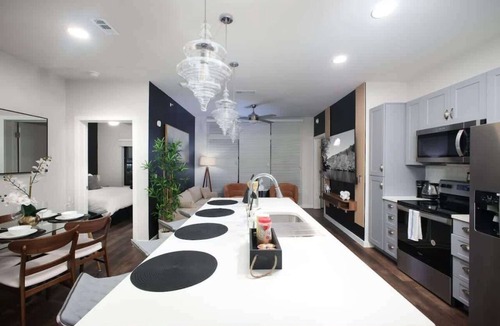 Southtown Apartment | Chic 2BR w/Gym, Parking Near Rvrwalk & Dome