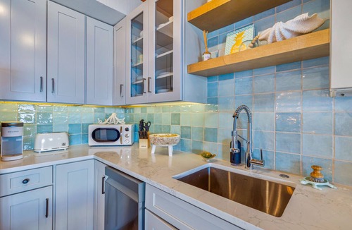 Kahana Condo | Chic Island Living overlooking ocean-Pohailani 210-Comfy Lanai daybed-Cold AC