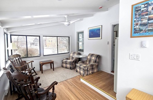 Gloucester House | Classic Coastal Family Home | Walk to Sea;King Bed