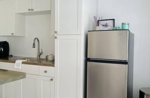 Lauderdale Beach Apartment | Clean, Cozy Boutique Hotel 1b/1b. Steps from Beach