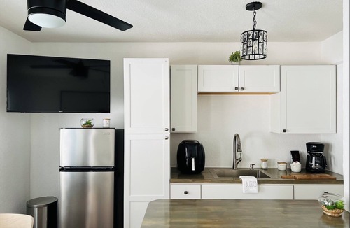 Lauderdale Beach Apartment | Clean, Cozy Boutique Hotel 1b/1b. Steps from Beach