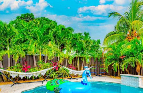 Survey Creek House | Colorful Home - Pool - Game Room - Basketball Court - BBQ & More