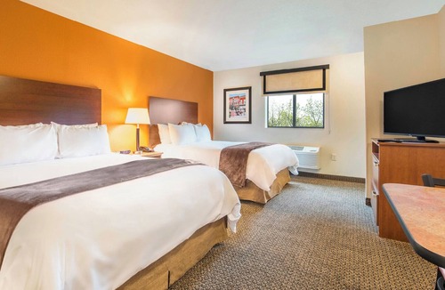 Monaca Hotel | Comfortable Unit Near Beaver Valley Mall w/Kitchenette & Parking