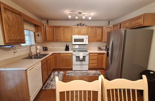 Bristol House | Comfy Condo! PET ALLOWED!