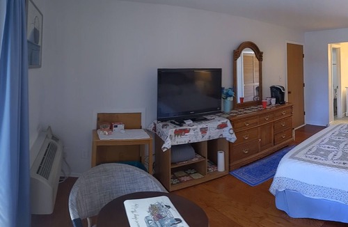Fairfield Harbour Apartment | Comfy Corner, a comfortable 2nd floor large one room condo in Fairfield Harbour.