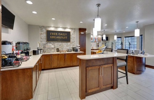 Schertz Apartment | Comms-Accessible Suite w/Hot Breakfast + Pool