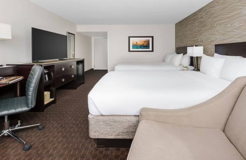 Phoenix Hotel | Convenient Phoenix Getaway with Outdoor Pool & Free Airport Shuttle