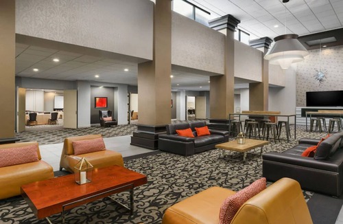 Phoenix Hotel | Convenient Phoenix Getaway with Outdoor Pool & Free Airport Shuttle