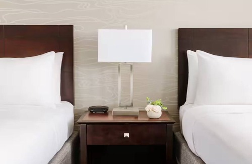Phoenix Hotel | Convenient Phoenix Getaway with Outdoor Pool & Free Airport Shuttle