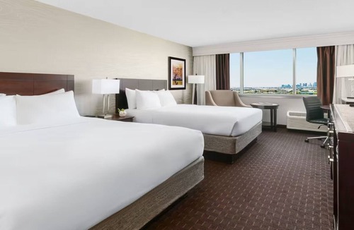 Phoenix Hotel | Convenient Phoenix Getaway with Outdoor Pool & Free Airport Shuttle