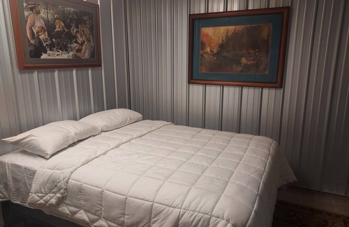 Paris Cabin | Convient spacious Lodging /perfect for large groups and familiy event's