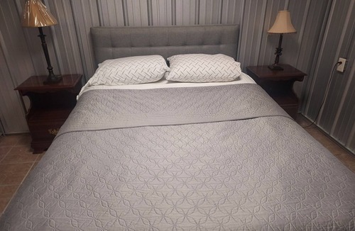 Paris Cabin | Convient spacious Lodging /perfect for large groups and familiy event's