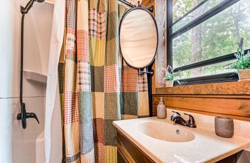 Hochatown Apartment | Covered Wagon Vacation Rental in Broken Bow!