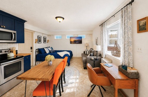 San Jacinto Cottage | Cowboy Pool Steps to Beach! King Bed Parking + Bikes