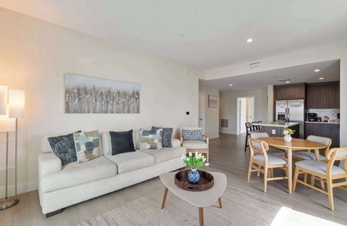 Parkside Apartment | Cozy 2 bedroom, Free Parking and High Speed Wifi