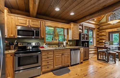 Morganton Cabin | Cozy Bear Lodge Log Cabin, Big Green Egg, Outdoor Grill Station, Hot Tub grotto