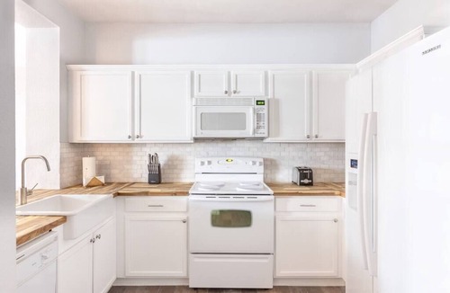 North San Antonio - SAT House | Cozy Clean Northside Home - 5 minutes from the Airport!