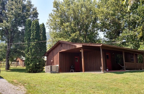 Townsend Cabin | Cozy Cottage near National Park w/Awesome Mountain Views! Extremely clean!
