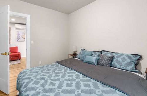 Bryn Mawr-Skyway House | Cozy Detached New Unit-King Bed - 18 Mins to Airport and DT