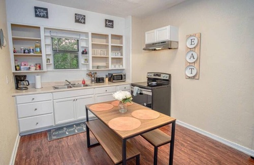 Nevada Street Apartment | Cozy Downtown Guest House 2BR/1BA Sleeps 8