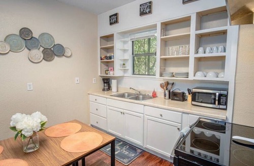 Nevada Street Apartment | Cozy Downtown Guest House 2BR/1BA Sleeps 8