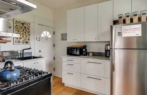 Georgetown Apartment | Cozy Georgetown Apartment