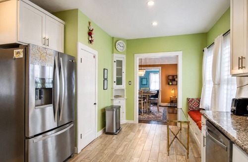 Woodlawn Lake House | Cozy Home | Pool | Backyard | 10min to Downtown