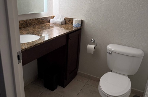 South Bend Hotel | Cozy hotel in charming South Bend with fitness room, AC