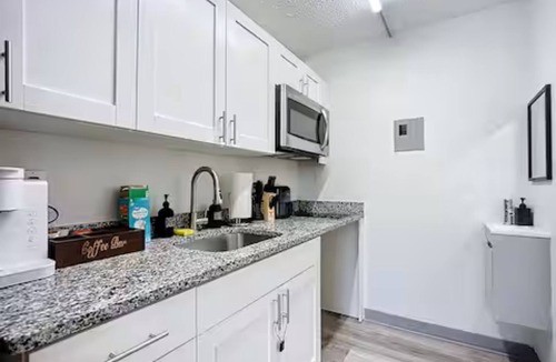Hollyford Apartment | Cozy King Studio | Near Zoo & Downtown